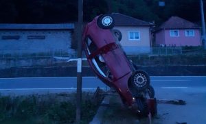 Nesreća na pružnom prelazu: Povrijeđene dvije osobe – auto završilo u čudnom položaju FOTO