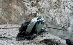 Automobil sletio niz 50 metara visoku stijenu, jedna osoba poginula