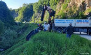 Autom sletila sa puta: Završila u koritu rijeke