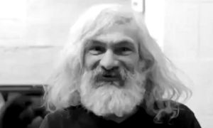 Snimak opet postao viralan: Beskućnik poslije šišanja i brijanja dobio nadimak Džordž Kluni VIDEO