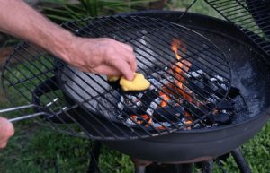 Brzo i jednostavno: Ovaj trik će vam pomoći da lako očistite roštilj