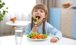 Mali trik za roditelje: Postoji način da djeca jedu povrće, a da ne morate da ih tjerate