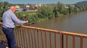 Gradski most u Doboju: Spuštene ruže u Bosnu kao znak sjećanja na stradale u majskim poplavama