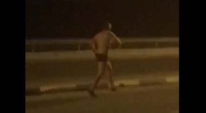 Neobičan prizor: Skinuo odjeću i trčao go preko mosta VIDEO