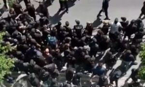 Žestok sukob huligana u Tirani: Povrijeđeno deset policajaca koji su htjeli spriječiti tuču VIDEO