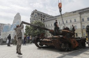 Ukrajinci u Kijevu napravili izložbu uništenih ruskih tenkova