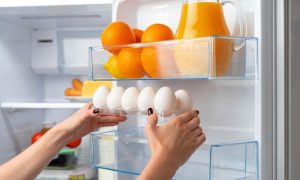 Iako većina ljudi to radi… Evo zašto jaja ne treba držati u vratima frižidera