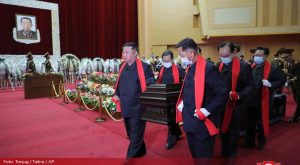 Fotografija koja obilazi svijet: Korona hara, a Kim Džong Un bez maske nosi kovčeg