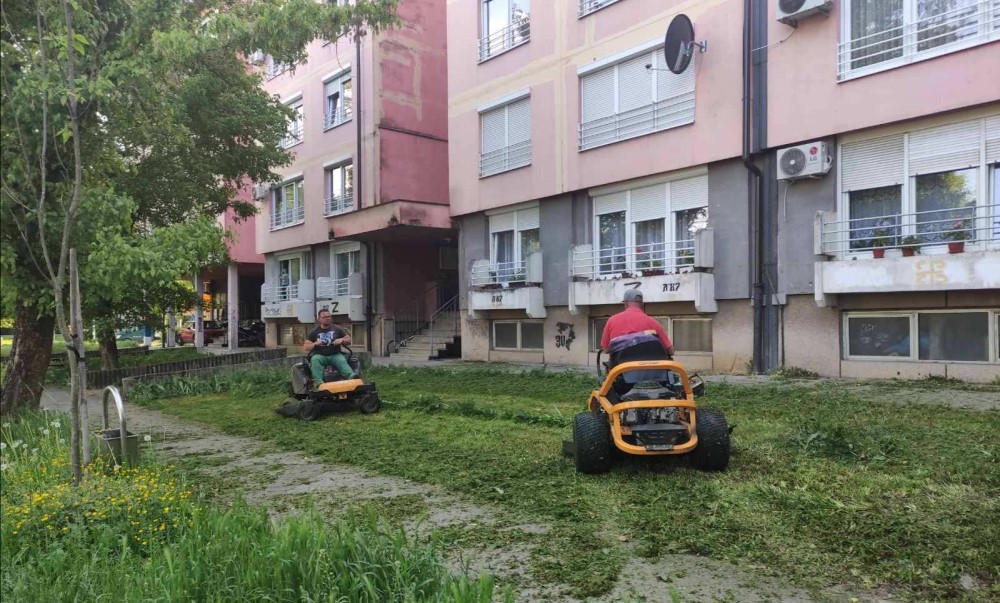 Ima posla: Intenzivirano košenje trave po naseljima u Banjaluci