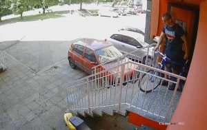 Ukraden bicikl u banjalučkom naselju Rosulje, kamere “ulovile” kradljivca