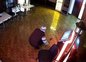 Lopov opljačkao restoran u Rekavicama: Ukrao novac iz aparata i pečenu jagnjetinu iz kuhinje VIDEO