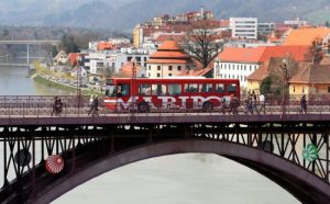 Drama u Mariboru: Kolica s djetetom pala u rijeku, prolaznici priskočili u pomoć