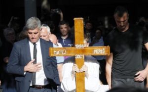Matej Periš sahranjen uz pjesmu “Moj lipi anđele”: Veliki broj Splićana ispratio ga na vječni počinak VIDEO