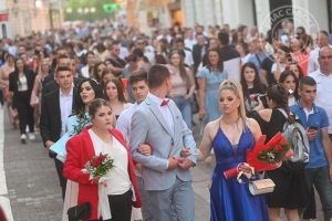 Pomoć za nabavku haljina i odijela: Po stotinu maraka maturantima ovih srednjih škola