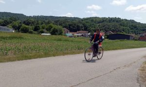 Ne odustaje ni u devedesetoj godini: Čika Mirko biciklom pređe 30 kilometara svaki dan