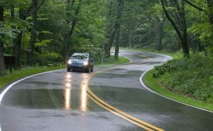 Stanje na putevima: Kolovozi mokri i klizavi, povećana opasnost od odrona