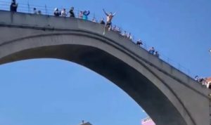 Dramatična situacija: Amerikanac skočio sa Starog mosta – morali ga spasavati od utapanja VIDEO