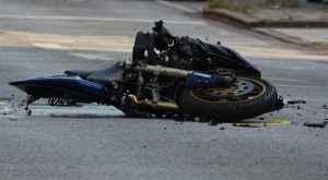 Izgubio kontrolu nad motociklom i udario u ivičnjak: Motociklista prevezen u bolnicu