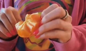 Mnogima je olakšala život: Ovo je najlakši način da očistite narandžu VIDEO
