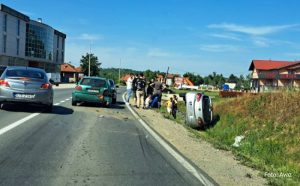 U saobraćajnoj nesreću učestvovala tri automobila: Vozilo završilo na boku pored puta, tri osobe povrijeđene