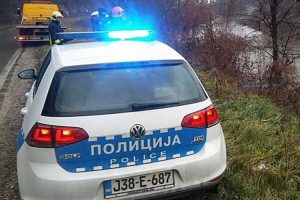 Nesreća u Vrbanji: Automobil završio na krovu, dvije osobe povrijeđene
