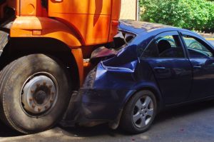 Teška saobraćajna nesreća: U sudaru kamiona i automobila poginula jedna osoba