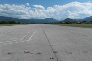 Mladić teško povrijeđen: Vozio po aerodromskoj pisti, pa se isprevrtao