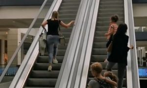 Prolaznici u čudu: Žena u suprotnom smjeru na pokretnim stepenicama VIDEO