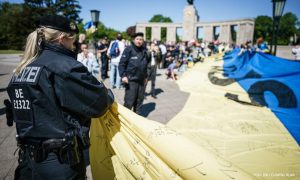 Reagovala policija u Berlinu: Demonstrantima naređeno da zamotaju ukrajinsku zastavu VIDEO