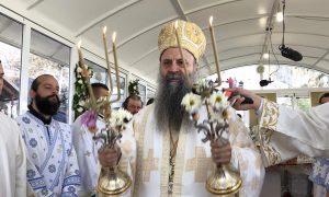 Okružen vjernicima: Patrijarh Porfirije lomio slavski kolač i služio u manastiru Ostrog