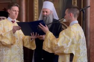 Patrijarh Porfirije stigao vozom u Sremske Karlovce: Kočijama došao u Patrijaršijski dvor VIDEO