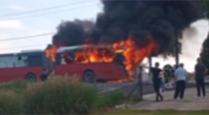 Izbjegnuta tragedija: Autobus potpuno izgorio VIDEO