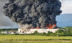 Gori fabrika stiropora: Crni dim se vidi kilometrima daleko VIDEO