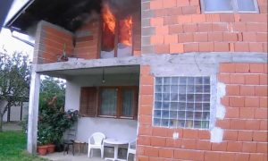 Vatra izbila u kući: Jedna osoba povrijeđena u požaru FOTO