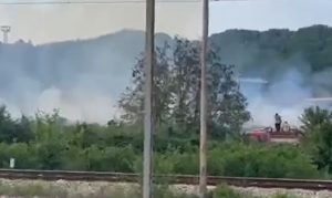 Izbio požar u fabrici papira i celuloze: Vatrogasci na terenu, pomažu i građani VIDEO