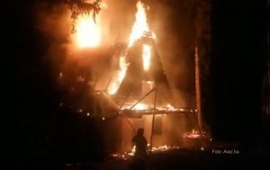 Požar na Vlašiću: Gori vikendica, vatra zahvatila i dio šume