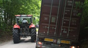 Ogromne kolone vozila: Šleper sletio na putu Banjaluka – Prijedor i blokirao saobraćaj VIDEO