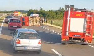 Saobraćajka na auto-putu: Troje djece povrijeđeno u sudaru kombija i kamiona VIDEO