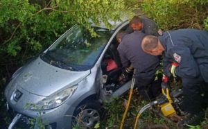 Trebinjka vozilom sletjela s kolovoza: Vatrogasci rezali lim i izvukli povrijeđenu osobu FOTO
