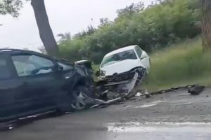 Teška saobraćajna nesreća: Od siline udara jedno vozilo završilo u travi pored puta VIDEO