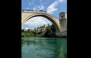 Mostarci apelovali za mir u Ukrajini: Razvili transparent i skakali sa Starog mosta VIDEO