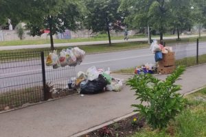 Gundulićeva i dalje bez kontejnera: Uklonjeno smeće koje se gomilalo ispred zgrade