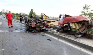 Dvoje mrtvih u teškom udesu na “Pančevcu”: Kamion potpuno smrksan nakon sudara