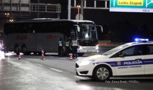 Veliki sukob navijača Hajduka i policije kod Zagreba, dvoje ranjeno VIDEO