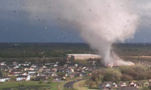 Nosio kuće i automobile: Pogledajte kako izgleda kada protutnja tornado VIDEO