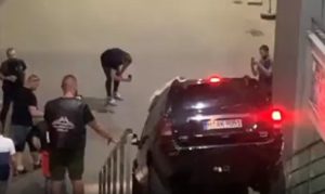 Ludovanje u “gluvo” doba noći: Autom se spustio niz stepenice u centru Banjaluke VIDEO