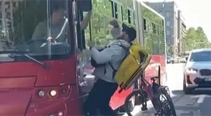 Nasred ulice: Potukli se vozač autobusa i biciklista VIDEO