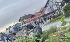 Dvije saobraćajke kod Prnjavora: Auto završilo na krovu FOTO