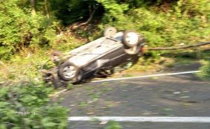 Automobil završio na krovu, povrijeđene četiri osobe