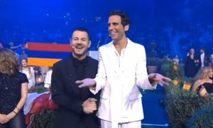 Voditelj Evrovizije otkrio da obožava Srbiju i zapjevao Konstraktinu pjesmu VIDEO